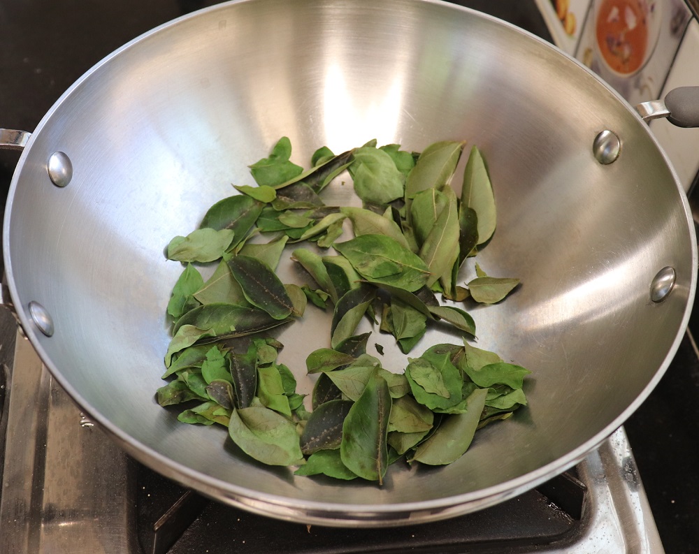 roast curry leaves