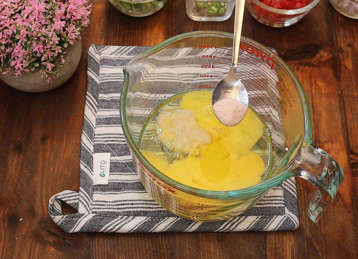 add salt to eggs