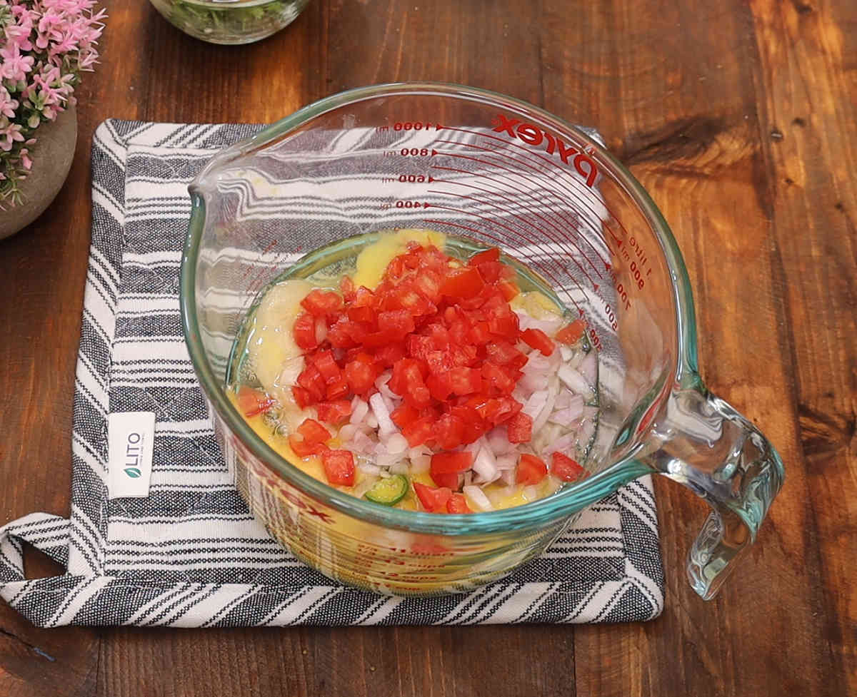 Add Tomato to Eggs