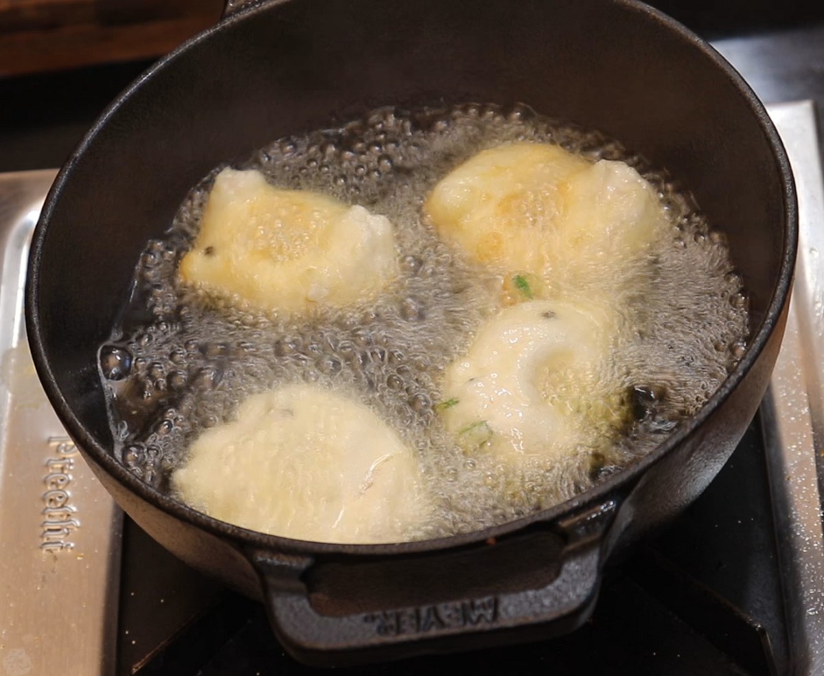 start frying the medu vada balls