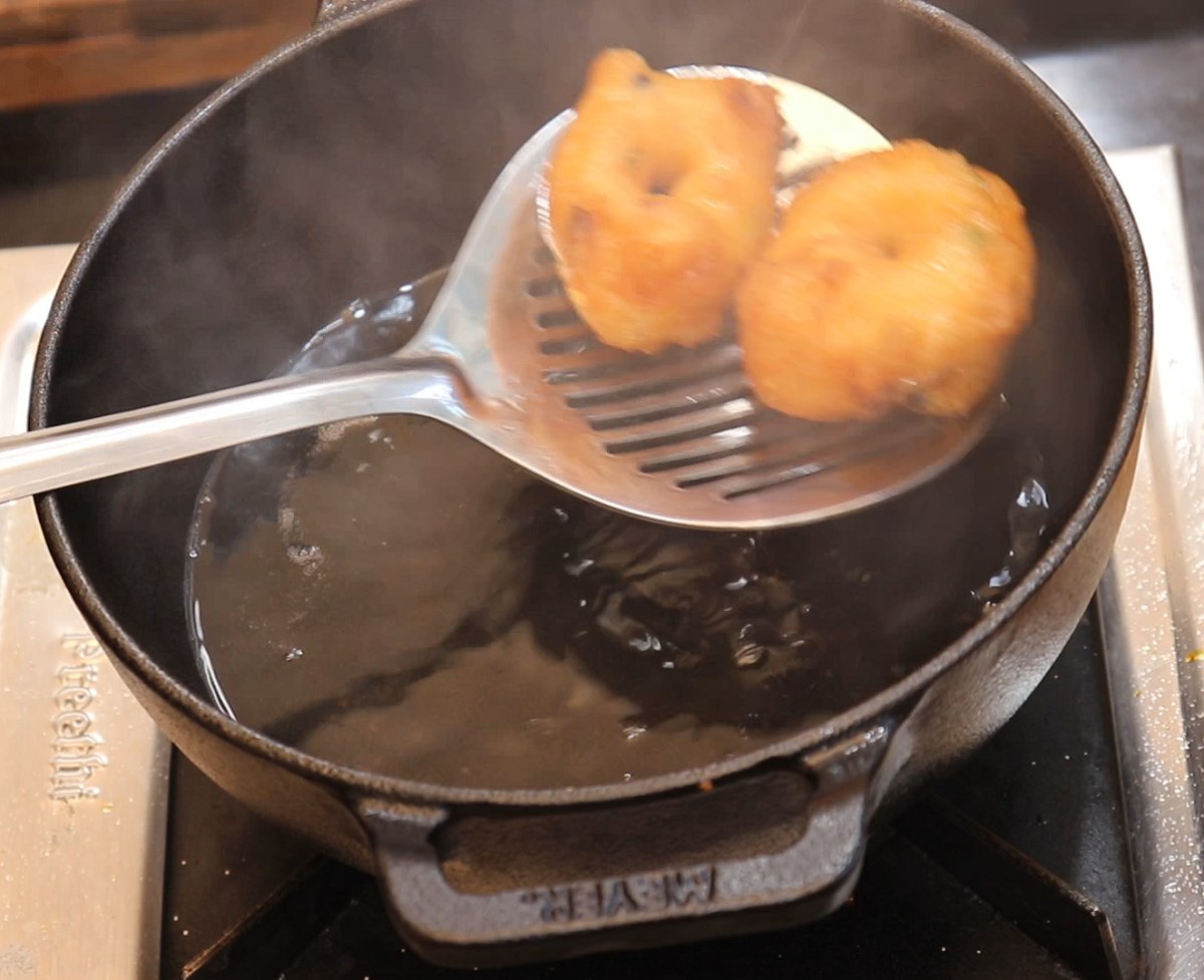 Remove the medu vada from the oil